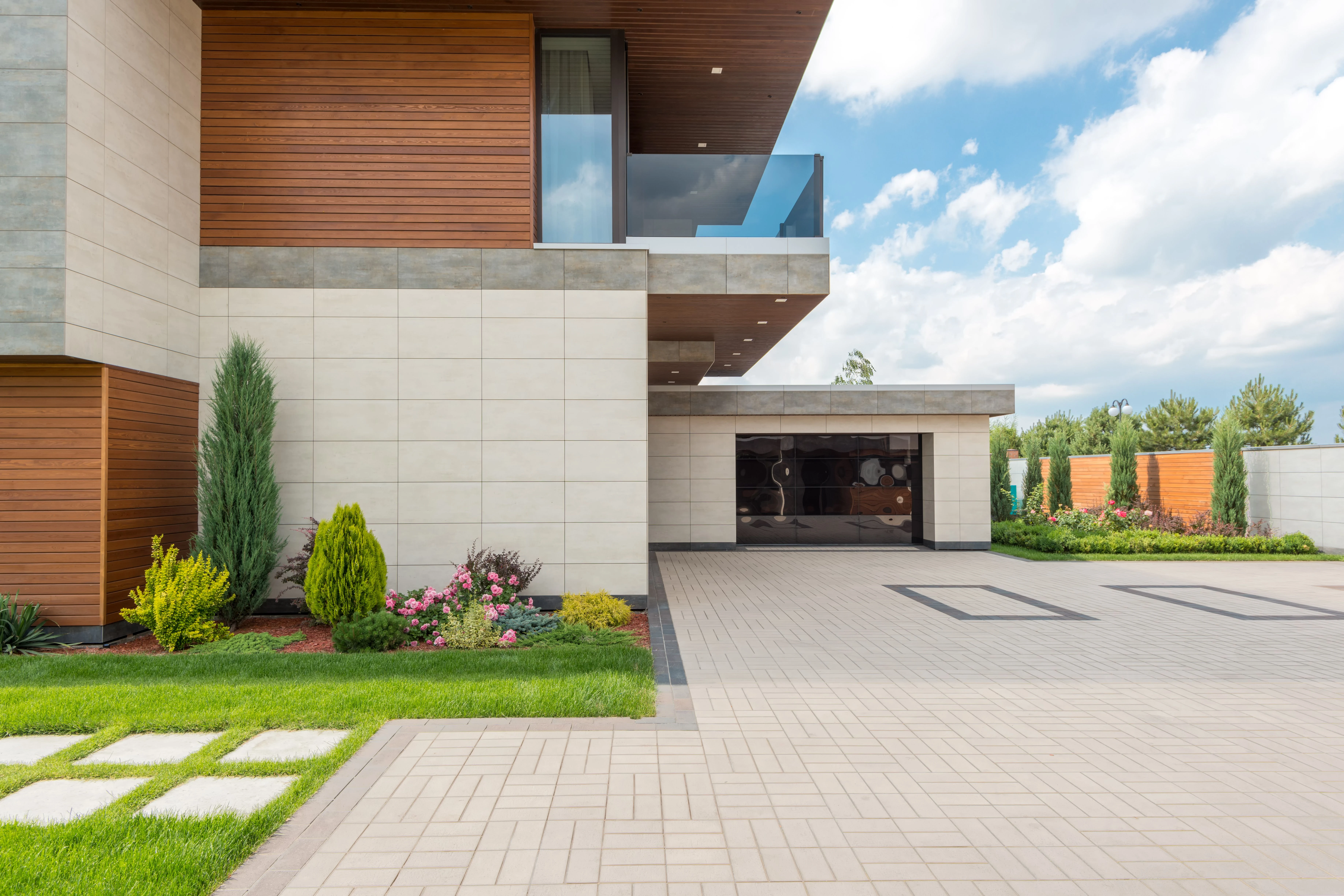 Residential garage door in Struthers